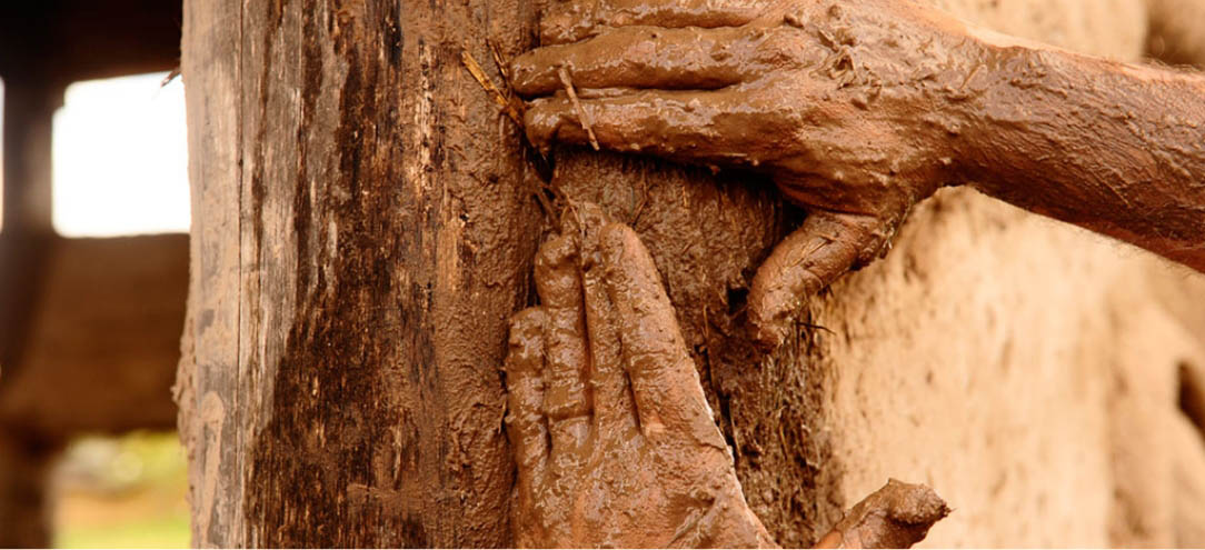 manos construyendo con lodo