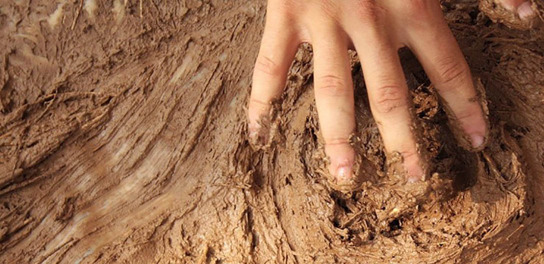 imagen de mano construyendo con lodo