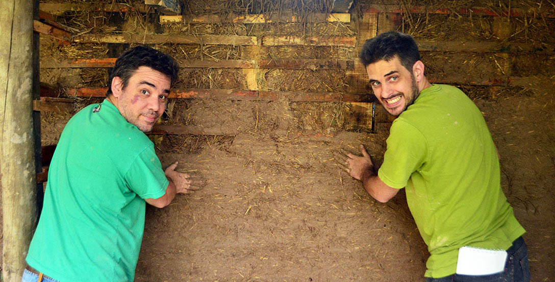 imagen de hombres construyendo con lodo